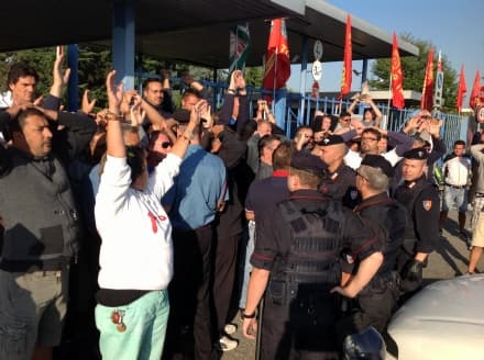 VOLPIANO - Tensione ai cancelli della Comital: carabinieri cercano di forzare il blocco degli operai - FOTO E VIDEO