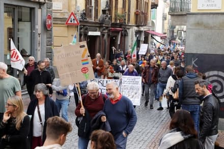 IVREA - Corteo della pace: in trecento per chiedere lo stop immediato alla guerra