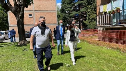 IVREA - Sopralluogo dell'assessore regionale nelle case Atc: «Più risorse per le riqualificazioni»