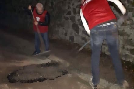 IVREA - Militanti di CasaPound Canavese chiudono le buche...