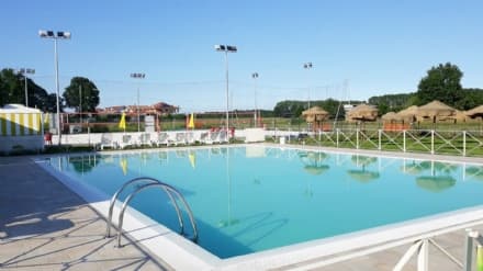 SAN BENIGNO - Entrano di nascosto nella piscina comunale e fanno il bagno di notte: beccati dalle telecamere