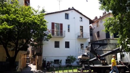 IVREA - Ripulita la piccionaia di Piazza Fillak in seguito alle lamentele dei vicini