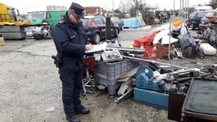 VEROLENGO - 90 auto ammassate nei prati: scatta la denuncia