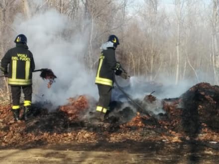 RIVAROLO - Rifiuti dati alle fiamme in frazione Vesignano - FOTO