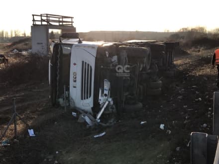 BORGARO-TORINO - Autista ubriaco finisce con il camion fuori strada: traffico in tilt sulla tangenziale - FOTO