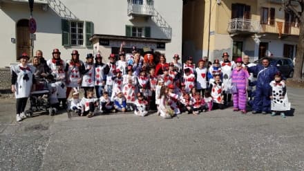 OZEGNA - I carri del Carnevale hanno colorato il paese - FOTO e VIDEO