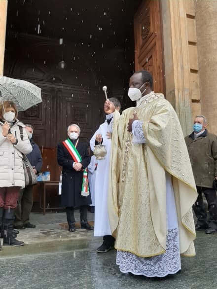 BOLLENGO - Una passerella nuova di zecca per entrare in chiesa - FOTO