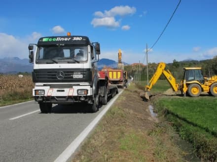 AGLIE' - Cede la banchina, il camion finisce nel fosso - FOTO