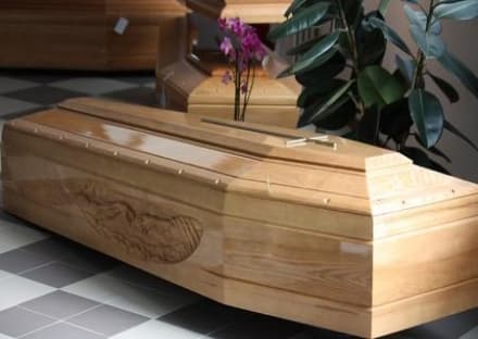 IVREA - Comprano 31 casse da morto per l'agenzia di pompe funebri ma pagano con un assegno scoperto: a processo per truffa