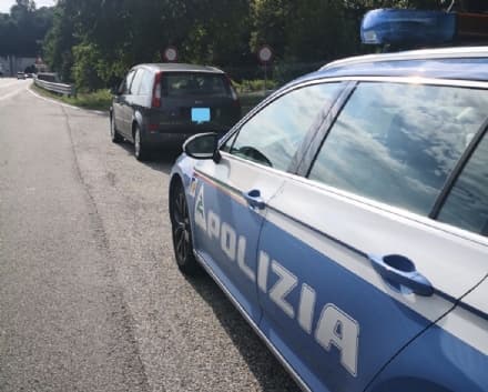 SCARMAGNO-IVREA - A piedi sulla bretella autostradale: due svizzeri multati dalla polizia
