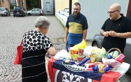IVREA - Raccolta alimenti di CasaPound: «Aiuti solo per gli italiani»