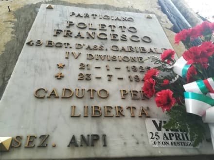VALPERGA - Adesivi contro il 25 Aprile sulla lapide del partigiano Francesco Poletto