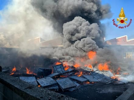 BRUCIA AZIENDA A SETTIMO - Analisi dell'Arpa sulla qualità dell'aria - FOTO e VIDEO