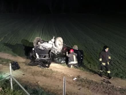 IVREA-ALBIANO - Tragedia sfiorata sul raccordo dell'autostrada: auto si ribalta, cinque persone ferite - FOTO