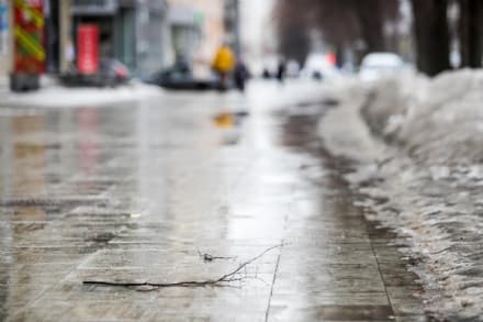 LEINI' - Si rompe una gamba cadendo sulla strada ghiacciata e fa causa al Comune