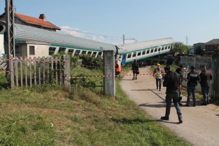 DISASTRO FERROVIARIO A CALUSO - Il camion è rimasto bloccato tra le sbarre del passaggio a livello - VIDEO DALL'ALTO