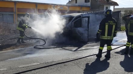 CUORGNE' - Furgone Peugeot va a fuoco sulla Sp460. Illesi per fortuna gli occupanti