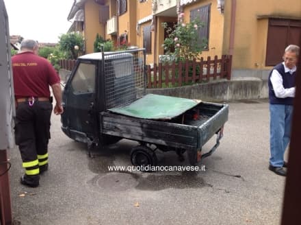 CASTELLAMONTE - Ape prende fuoco: un uomo intossicato - FOTO
