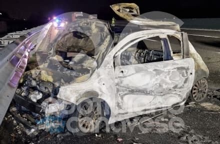 CHIVASSO - Auto prende fuoco dopo l'incidente: al volante un ragazzo ubriaco e senza patente - FOTO