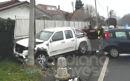 AGLIE' - Incidente sulla circonvallazione, pick-up contro un palo - FOTO