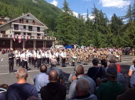 FORNO - La Filarmonica suona con la Fanfara della Taurinense - VIDEO