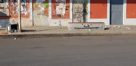 CASTELLAMONTE - Ancora vandali in azione: altre scritte alla fermata del bus all'ex stazione ferroviaria