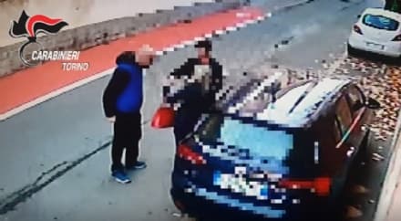 LEINI - Aggredisce la moglie davanti alla caserma dei carabinieri: arrestato - GUARDA IL VIDEO