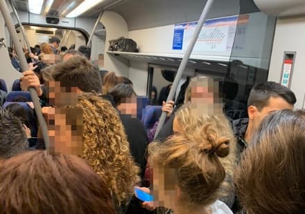 CANAVESANA - I treni stracolmi: «Sembrano dei carri bestiame»