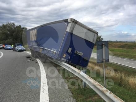 TANGENZIALE TORINO - Camion perde il rimorchio sulla rampa d'ingresso - FOTO