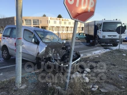 INCIDENTE MORTALE CALUSO - Ciclista travolto e ucciso nello schianto con tre veicoli - FOTO E VIDEO
