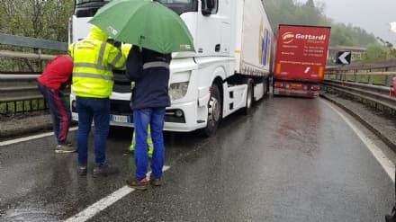 BLOCCO AL PONTE PRETI - Tir incastrati sul ponte, viabilità in tilt - FOTO E VIDEO