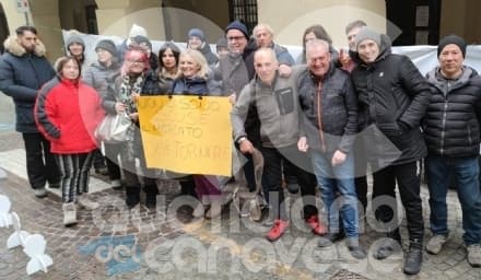 RIVAROLO CANAVESE - Gli ambulanti protestano sotto il municipio: «Vogliamo tornare con i banchi in centro» - FOTO e VIDEO