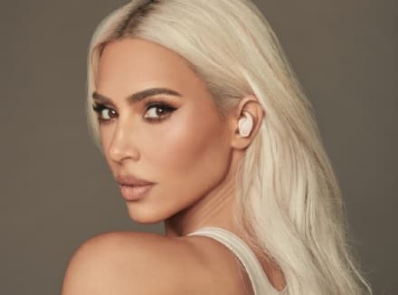 GLAMOUR – Gli auricolari di Kim Kardashian