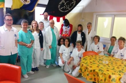 IVREA - Lo spirito dello Storico Carnevale «colora» il reparto di oncologia - FOTO