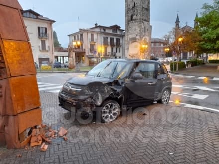CASTELLAMONTE - Auto finisce contro il monumento: «Subito le riparazioni all'Arco di Pomodoro» - FOTO