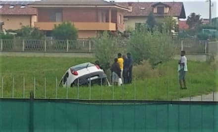 BUSANO-FAVRIA - Auto finisce nel fosso: protestano i residenti