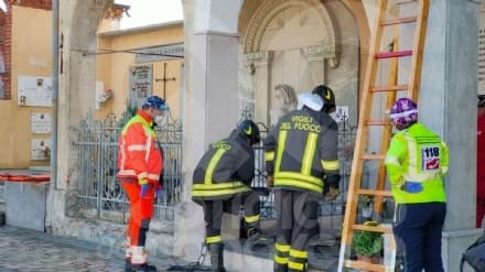 OZEGNA - Donna cade nella tomba di famiglia al cimitero: soccorsa dai vigili del fuoco e trasportata in ospedale - FOTO