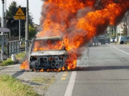 VALPERGA - Auto prende fuoco durante la marcia: salvo consigliere comunale di Levone - FOTO