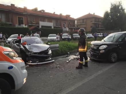 LEINI - Incidente stradale, due auto distrutte e due feriti - FOTO