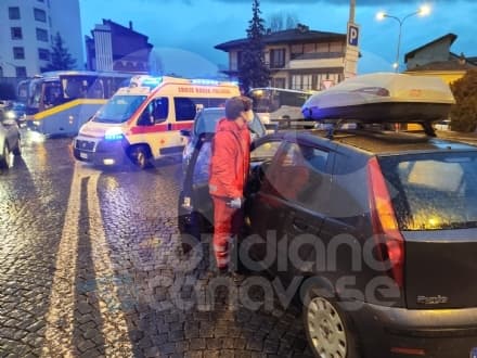 IVREA - Scontro frontale sotto l'ospedale: due auto coinvolte, un ferito - FOTO
