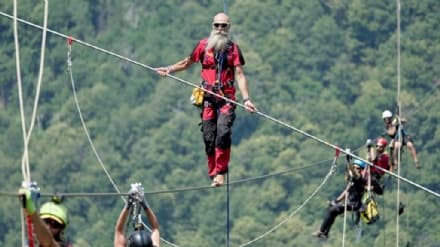 FRASSINETTO - Il funambolo Andrea Loreni tenta l'impresa: camminare sul cavo dell'Arcansel a 300 metri di altezza