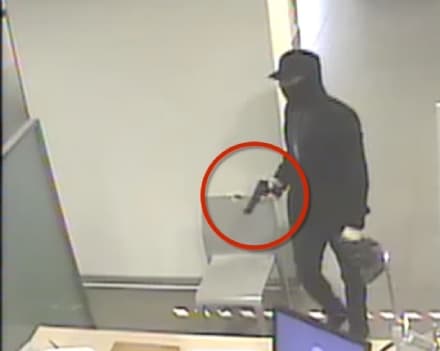 RAPINA IN BANCA A CASTELLAMONTE - Rapinatore preso a Ceresole dai carabinieri: è un 32enne di Chivasso - VIDEO DEL COLPO