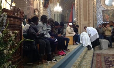 CASTELLAMONTE - Don Angelo lava i piedi ai profughi: «Abbiamo il dovere di accoglierli» - VIDEO