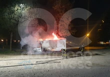 RIVAROLO CANAVESE - A fuoco nella notte il furgone del paninaro in piazza Massoglia - FOTO