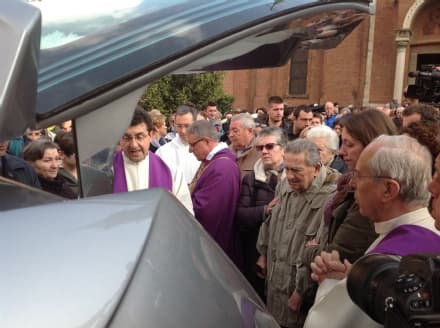 CASTELLAMONTE - Tanto dolore e un lungo applauso hanno accompagnato l'ultimo viaggio di Gloria Rosboch - VIDEO