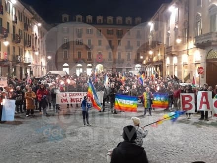 IVREA - Fiaccolata per la pace ad un anno dallo scoppio della guerra in Ucraina - FOTO e VIDEO