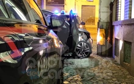 CASTELLAMONTE - Perde il controllo dell'auto e si schianta contro il muro della banca Unicredit