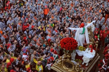IVREA - Carnevale annullato, l'abbraccio alla mugnaia Paola