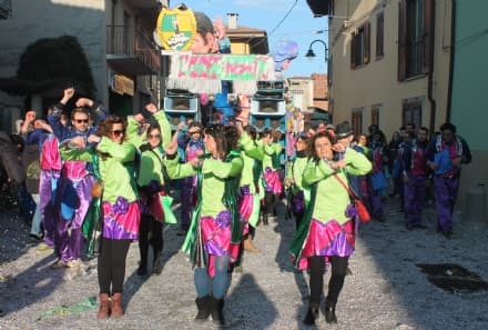 SALASSA - In migliaia alla sfilata dei carri di carnevale - FOTO