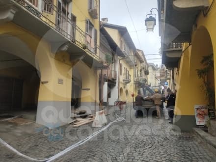 CUORGNE' - Camion abbatte il sostegno di un balcone: intervento della Polizia municipale - FOTO